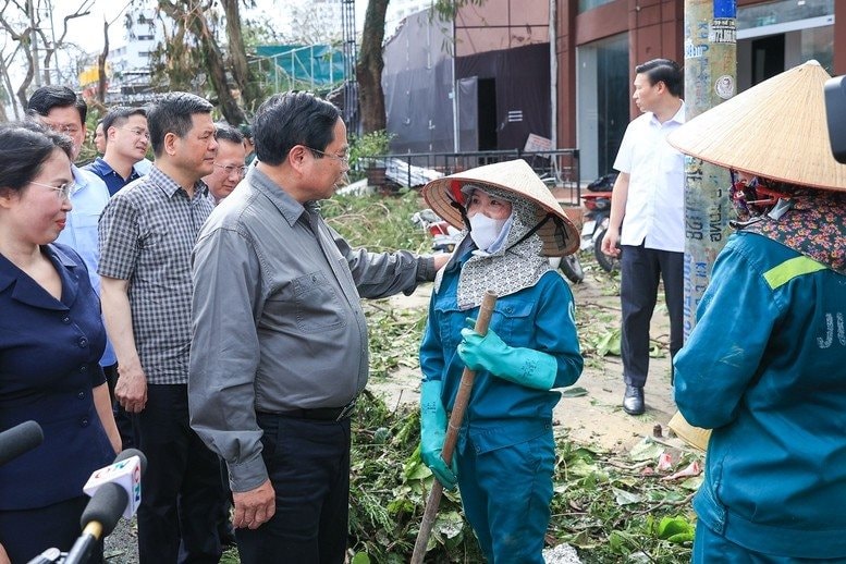 thu-tuong-tham-hoi-dong-vien-nguoi-dan-quang-ninh-sau-bao-so-3-yagi-hinh-4.jpg