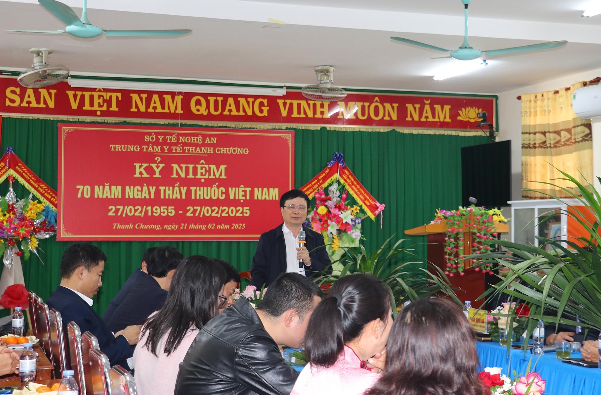 pho-chu-tich-ubnd-tinh-bui-dinh-long-chuc-mung-doi-ngu-can-bo-y-te-tai-trung-tam-y-te-thanh-chuong.jpg