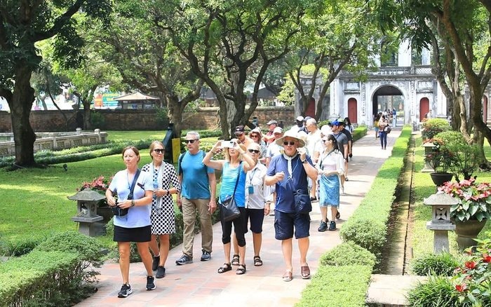van-mieu-1735654917490196804172-15-0-759-1191-crop-17356549480051616937970.jpg
