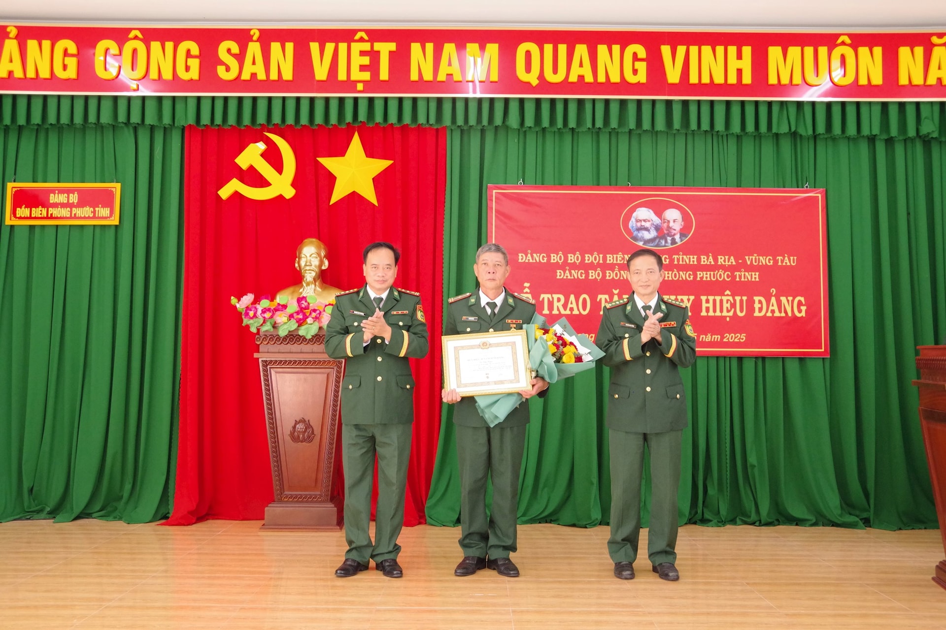 anh-1-tang-huy-hieu-tai-don-phuoc-tinh.jpg