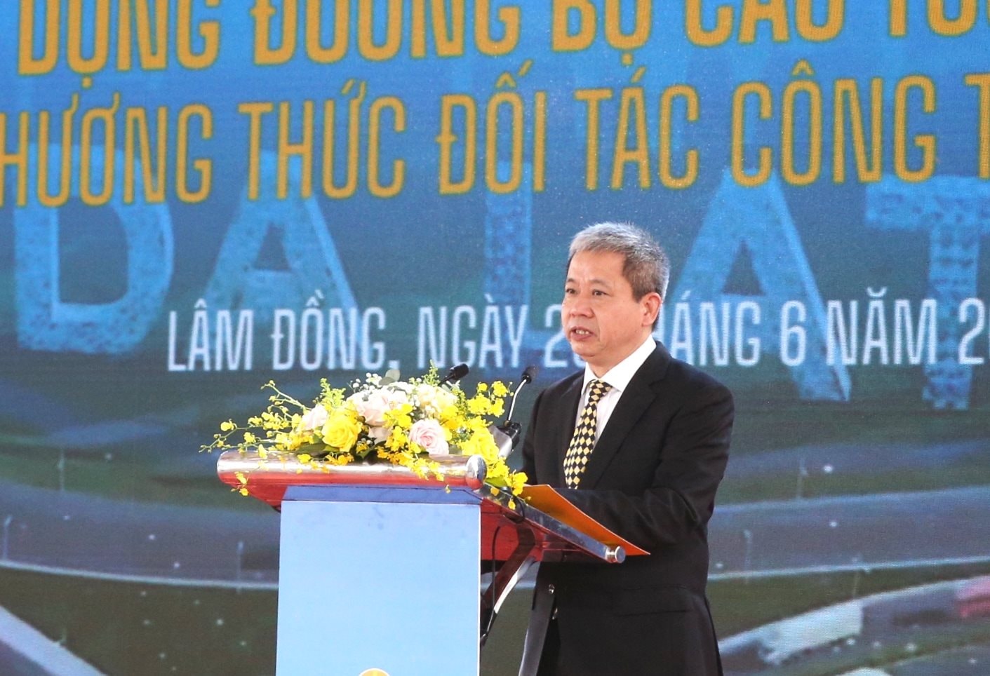 ong-doan-tuan-anh-lien-danh-nha-dau-tu.jpg