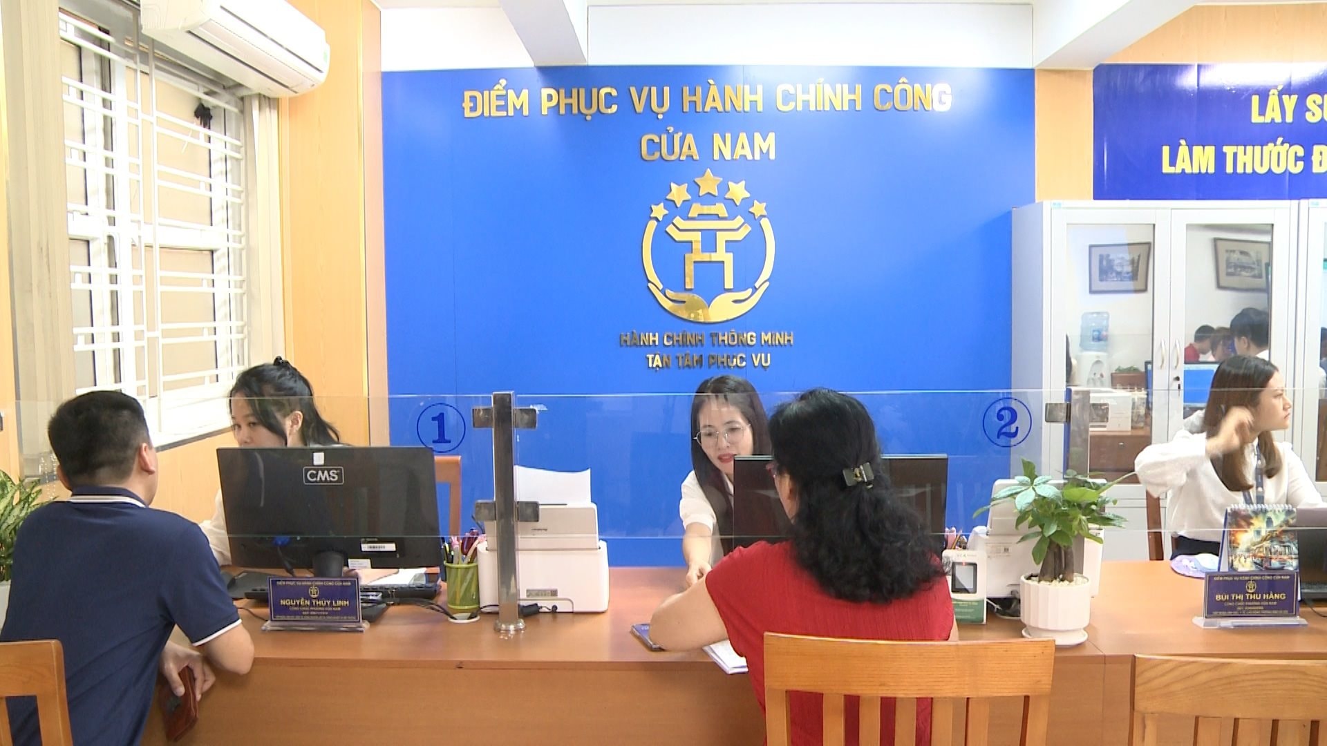 nguoi-dan-thuc-hien-lam-thu-tuc-trong-ngay-dau.jpg