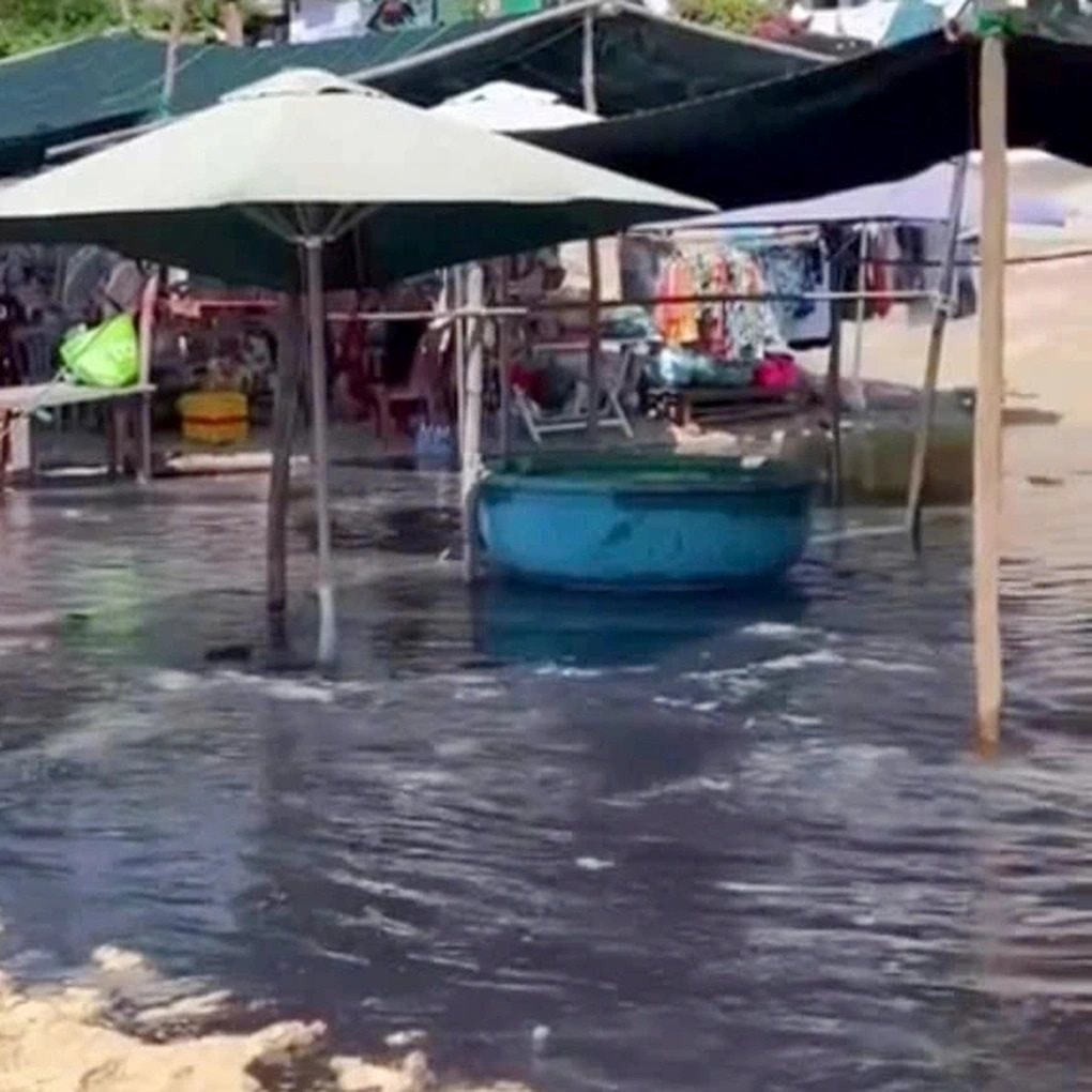 nuoc-thai-mau-den-chay-tu-cong-xa-chay-ra-bai-bien-o-gia-laicat-tu-clip-2jpg-edited-1752568674772.jpg