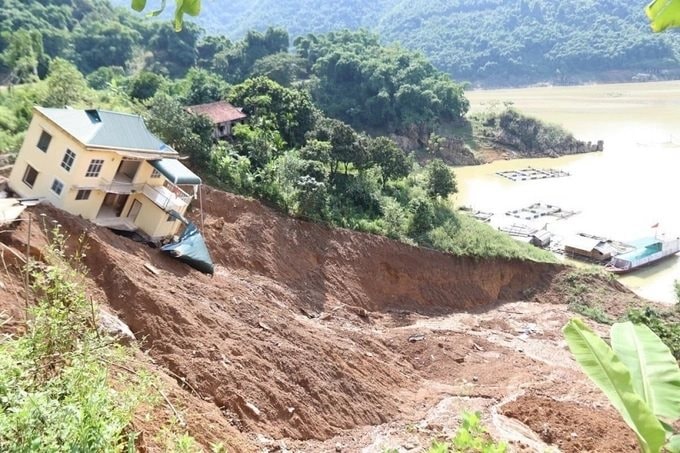 Dấu hiệu sạt lở đất người dân cần nhận biết để tránh 
