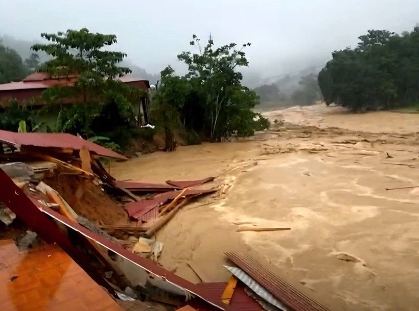 vna-potal-bao-so-3-lu-quet-cuon-troi-nhieu-nha-dan-o-xa-bien-gioi-nhon-mai-nghe-an-8164769-2384.jpg