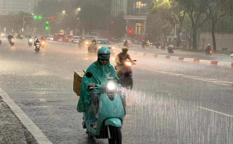 Miền Bắc và miền Trung đón đợt mưa dông kéo dài, cảnh báo nguy cơ lũ quét và sạt lở 