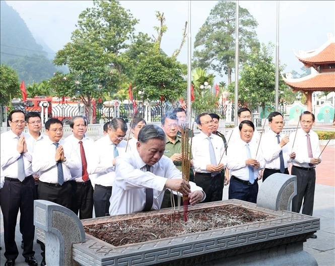 Tổng Bí thư Tô Lâm dâng hương tưởng niệm Chủ tịch Hồ Chí Minh và các bậc tiền bối cách mạng tại Tuyên Quang 
