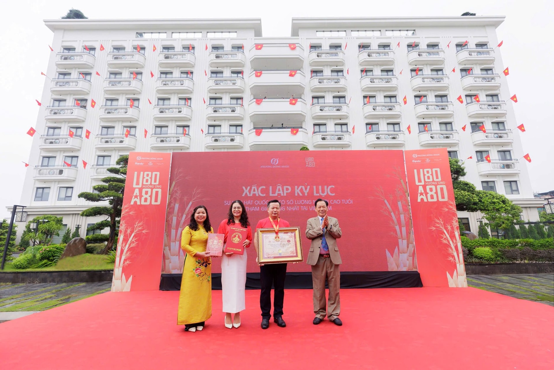 Gần 1.400 người cao tuổi cùng hát quốc ca mừng Cách mạng tháng 8 và Quốc khánh 2/9 