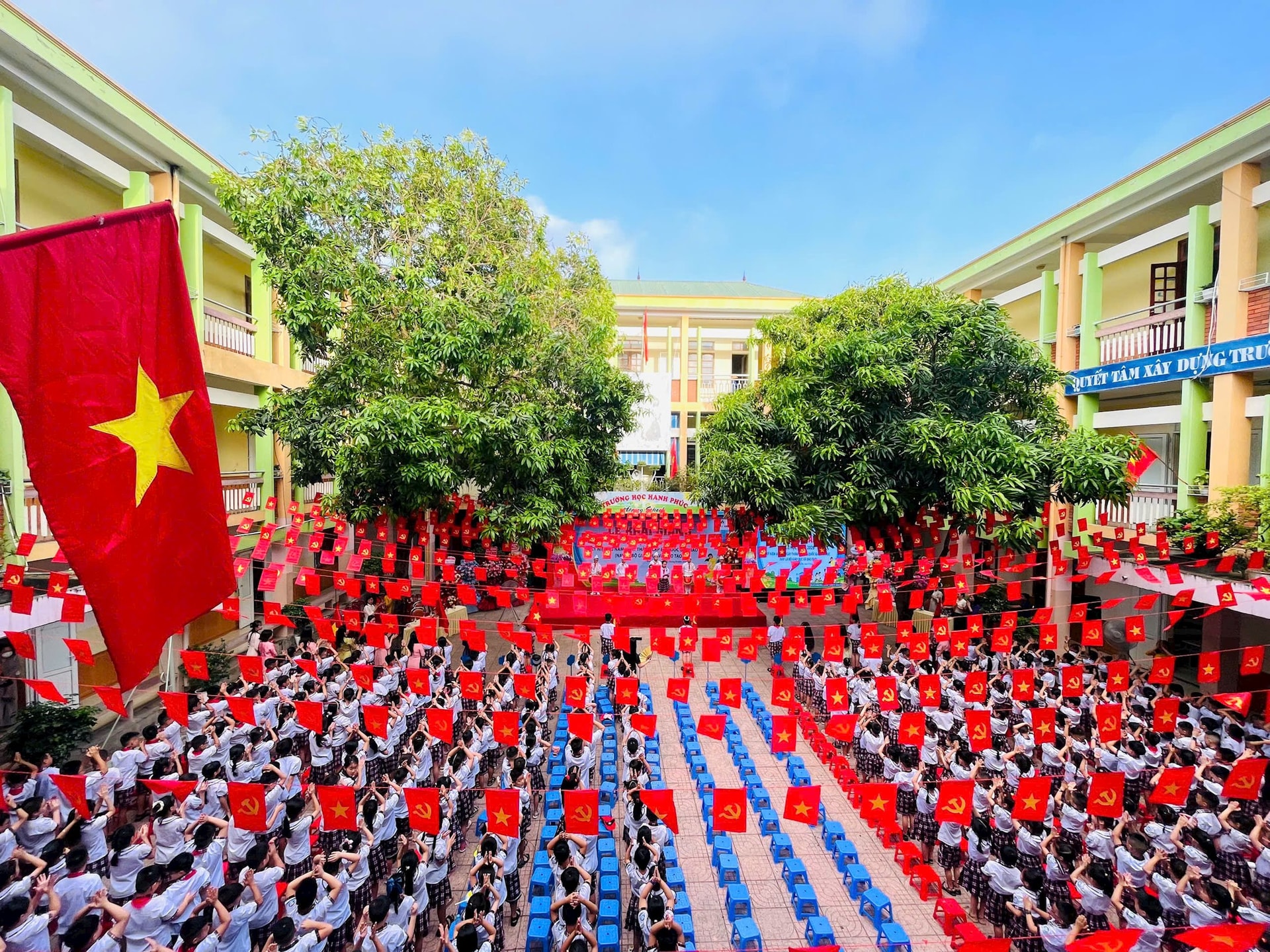 khong-khi-tung-bung-le-khai-giang-tai-truong-hong-son-2(2).jpg