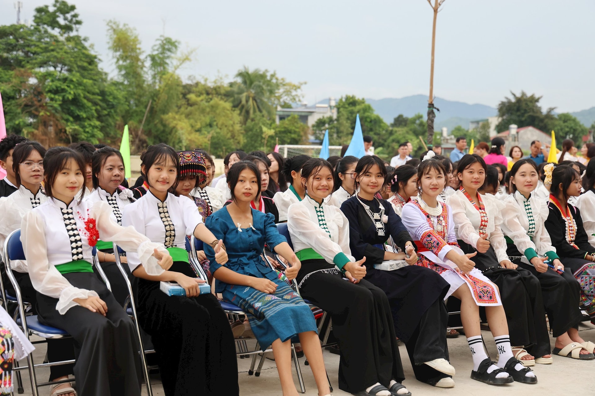 3.-hoc-sinh-vui-mung-ngay-khanh-thanh-truong-ptdtnt-thpt-muong-thanh-dien-bien-2-.jpg