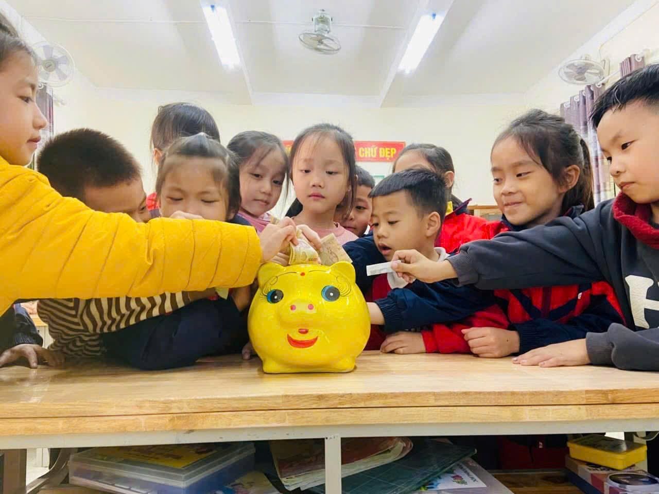 cac-em-hang-hai-nuoi-heo-tiet-kiem-moi-dong-nho-hom-nay-gop-phan-tao-nen-dieu-lon-cho-tuong-lai.jpg
