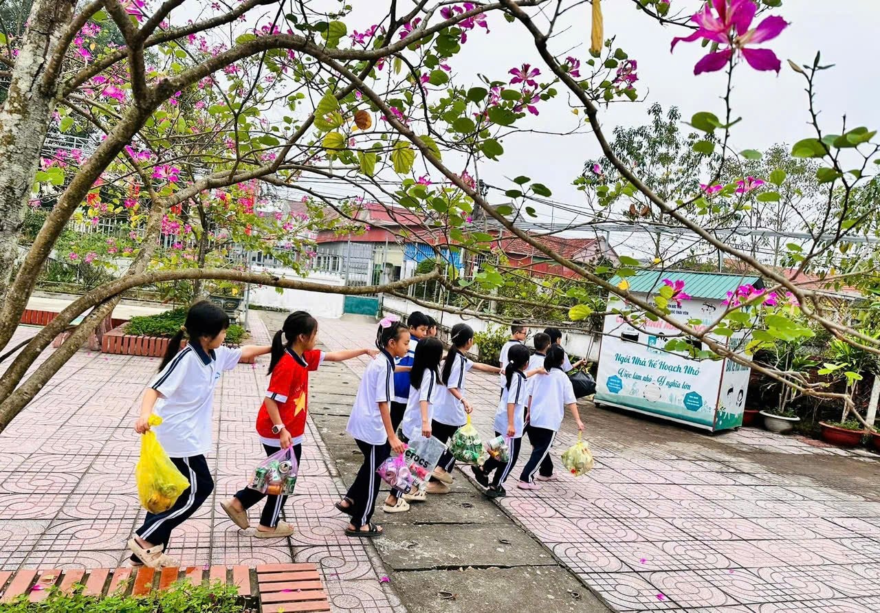 hanh-dong-nho-y-nghia-lon-hoc-sih-thu-gom-phe-lieu-gia-rac-thai-lam-sach-canh-quan-2.jpg