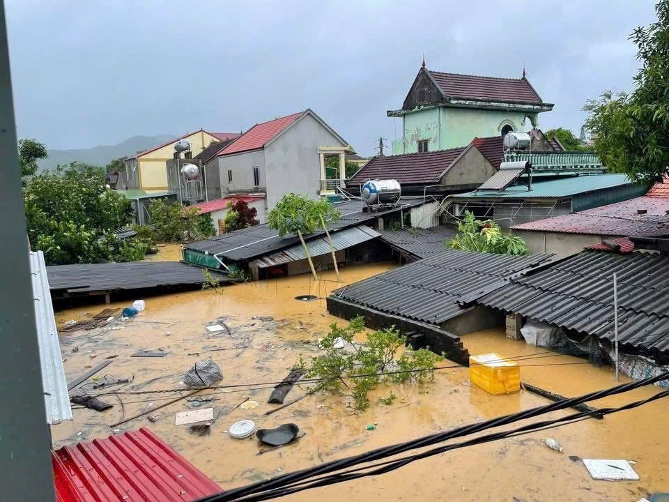 Nghệ An: Lũ lớn bất ngờ gây ngập sâu, nhiều hộ dân ở Quỳ Châu phải sơ tán khẩn cấp 