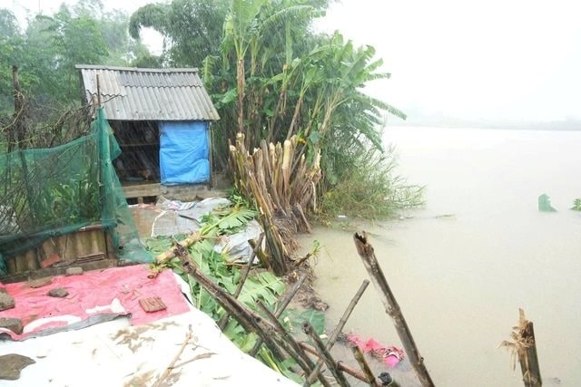 Huế đối mặt sạt lở nghiêm trọng ven sông sau bão số 10 
