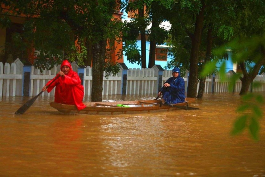 thien-tai-lu-lut-tai-mien-trung-nam-2020-6102-1-.jpg