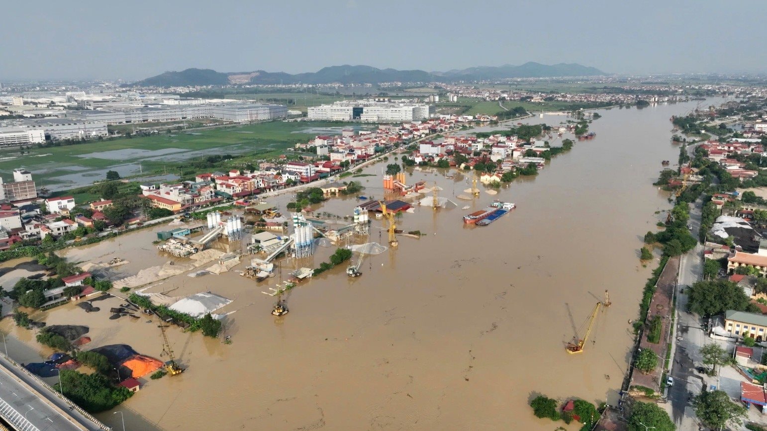 Bắc Ninh: Chủ tịch tỉnh yêu cầu tăng cường tuần tra, sẵn sàng hộ đê trước lũ lớn 