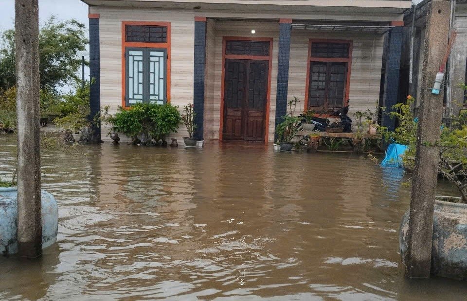 Bão số 12 gây triều cường, nước tràn vào nhiều nhà dân vùng trũng thấp ở Huế 