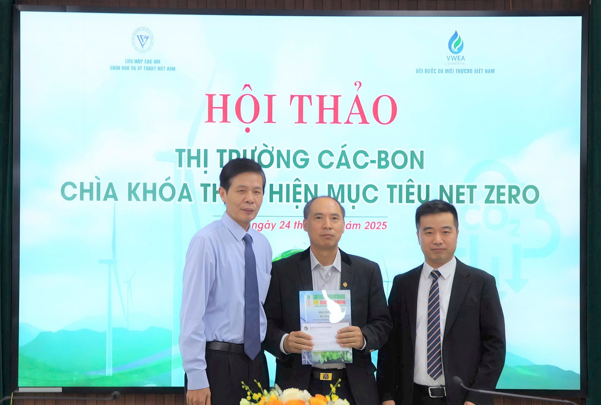 Hội Nước và Môi trường Việt Nam trao quà ủng hộ Hội Nước sạch và Môi trường Thái Nguyên khắc phục hậu quả bão lũ