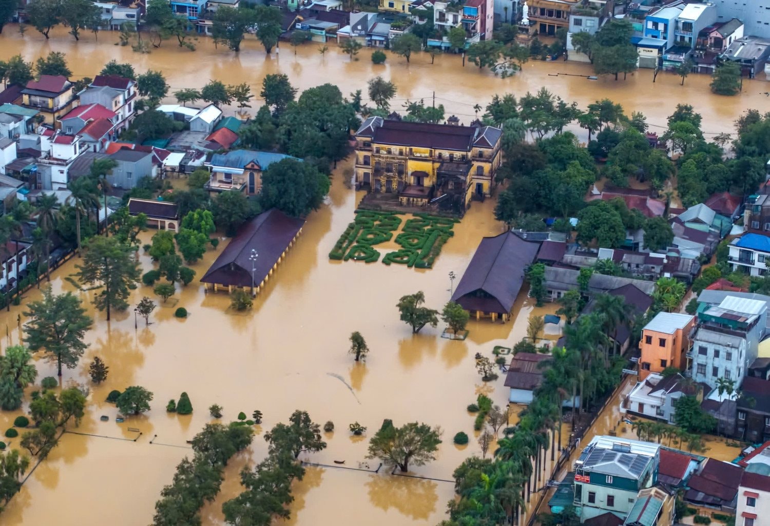 Thiệt hại nặng nề do mưa lũ lịch sử tại Huế và Đà Nẵng