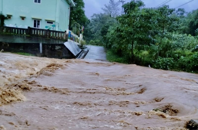 Miền Trung đối mặt đợt mưa lũ diện rộng, nguy cơ sạt lở và ngập lụt ở mức rất cao
