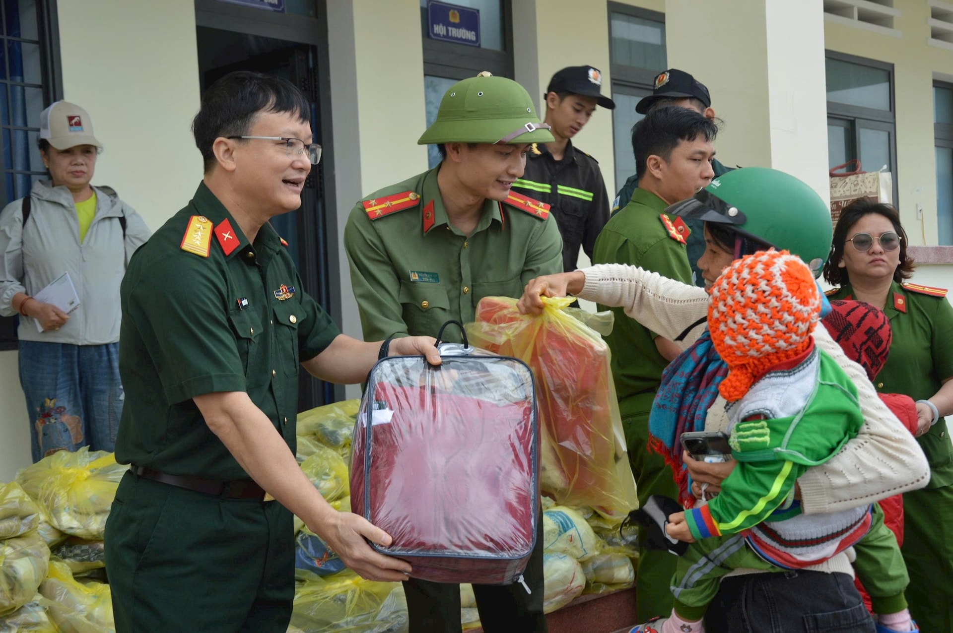 Bộ CHQS tỉnh Bắc Ninh thăm, tặng quà hỗ trợ nhân dân tỉnh Gia Lai 