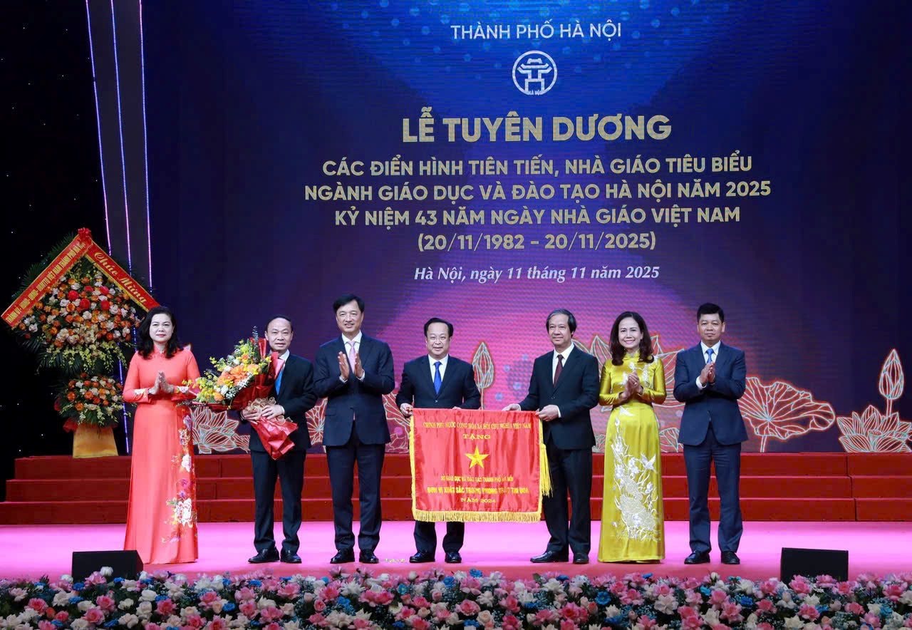 bi-thu-thanh-uy-ha-noi-nguyen-duy-ngoc-bo-truong-bo-giao-duc-va-dao-tao-nguyen-kim-son-trao-co-don-vi-xuat-sac-phong-trao-t.jpg