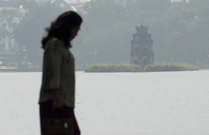 Sáng 27/1, không khí Hà Nội tiếp tục ô nhiễm, người dân cần hạn chế ra đường 