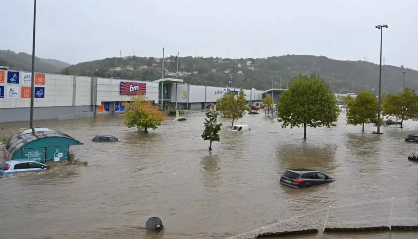 Pháp: Bão Pedro gây ngập diện rộng, nhiều địa phương trong tình trạng khẩn cấp 