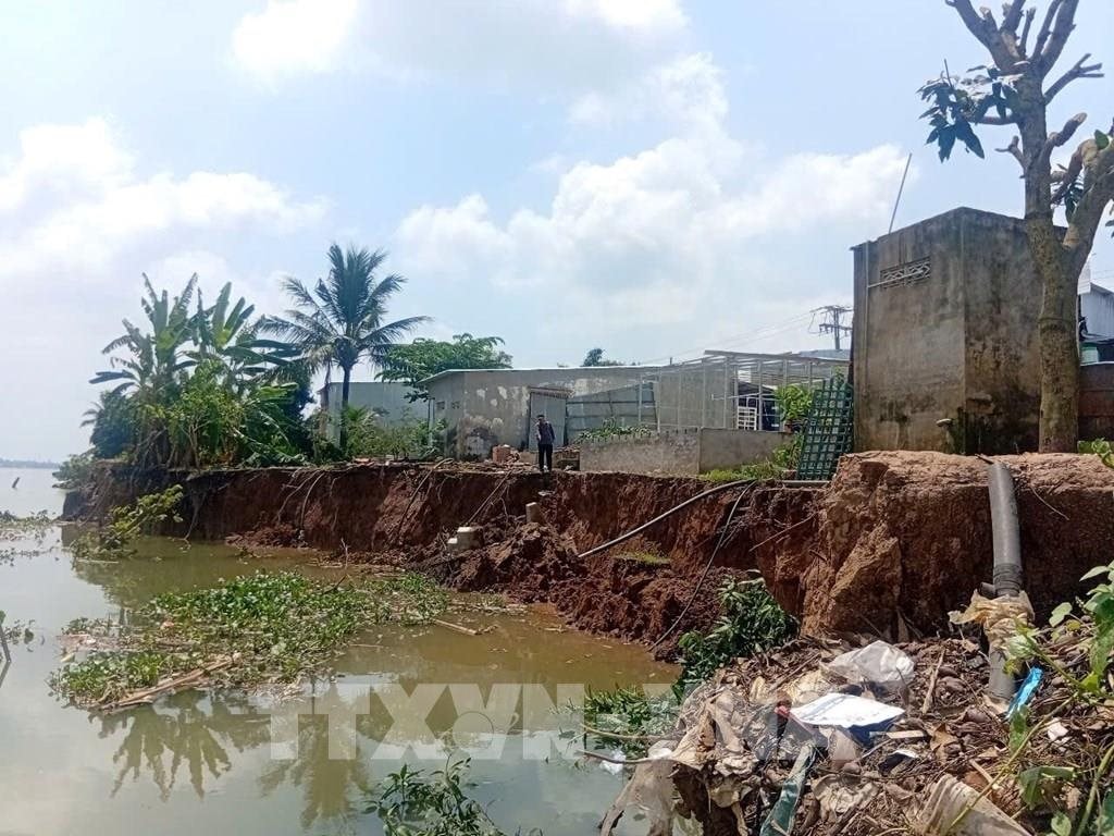 Sông Tiền tiếp tục sạt lở, người dân ven sông lo lắng di dời