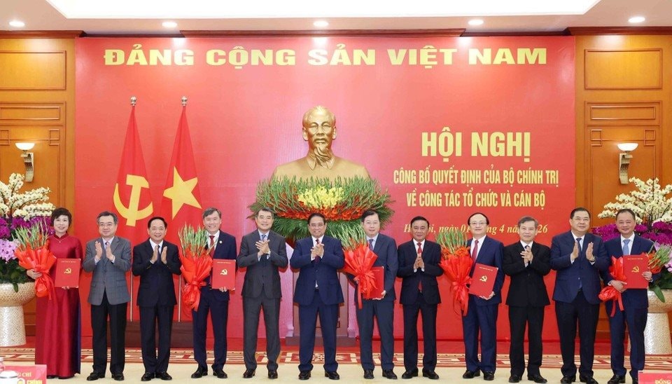 hoi-nghi-cong-bo-quyet-dinh-cua-bo-chinh-tri-ve-cong-tac-to-chuc-va-can-bo-01-2.jpg