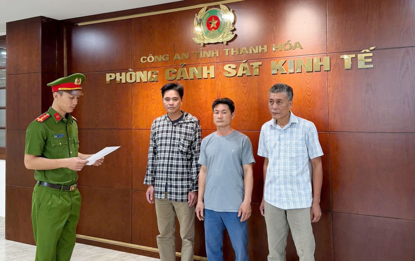 cac-doi-tuong-bi-khoi-to-thuc-pham-ban.jpg
