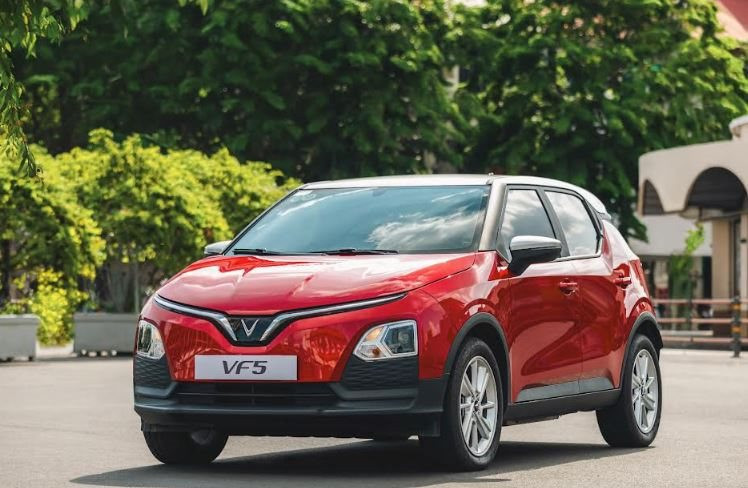 Nữ chủ xe tự tin “vượt” tắc đường nhờ VinFast VF 5 