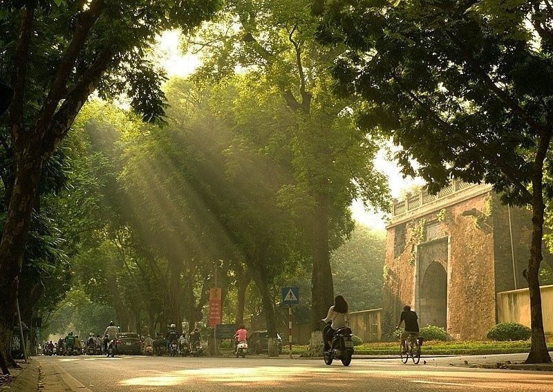Dự báo thời tiết Hà Nội ngày 18/7/2026: Đêm có mưa rào, ngày nắng