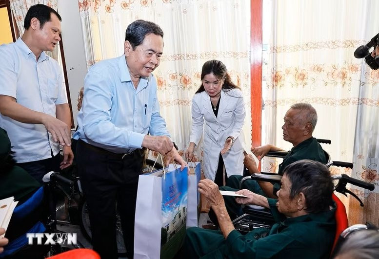 chu-tich-quoc-hoi-tran-thanh-man-tang-qua-thuong-binh-tai-tp-ho-chi-minh-1907-2-17844399492921592613485.jpg