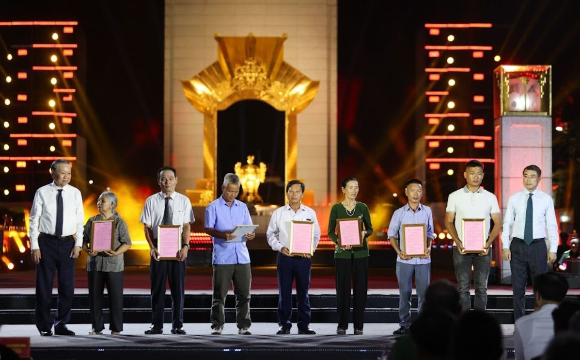 Cầu truyền hình ‘Sao sáng dẫn đường’: Tôn vinh và tri ân sự hy sinh cao cả của các Anh hùng liệt sĩ 