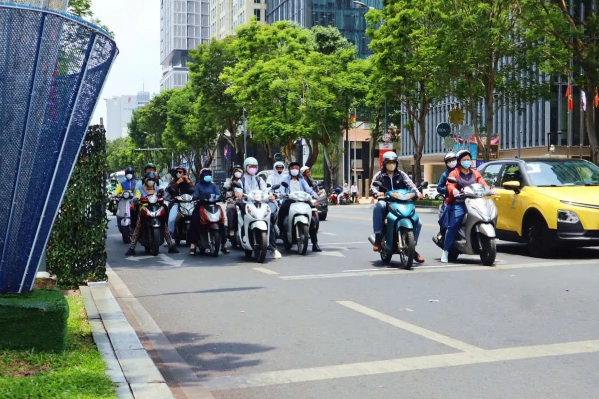 Dự báo thời tiết Hà Nội ngày 13/8/2026: Ngày nắng nóng, đêm có mưa rào vài nơi 