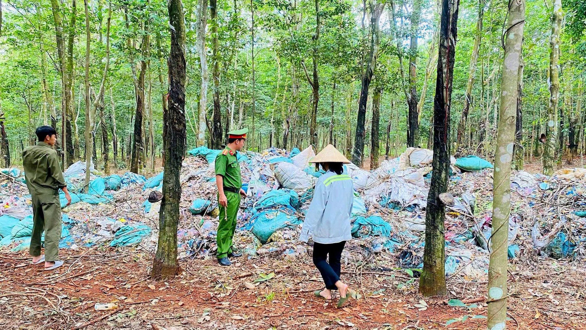 Đồng Nai: Phát hiện gần 8,5 tấn chất thải đổ trái phép trong rừng cao su