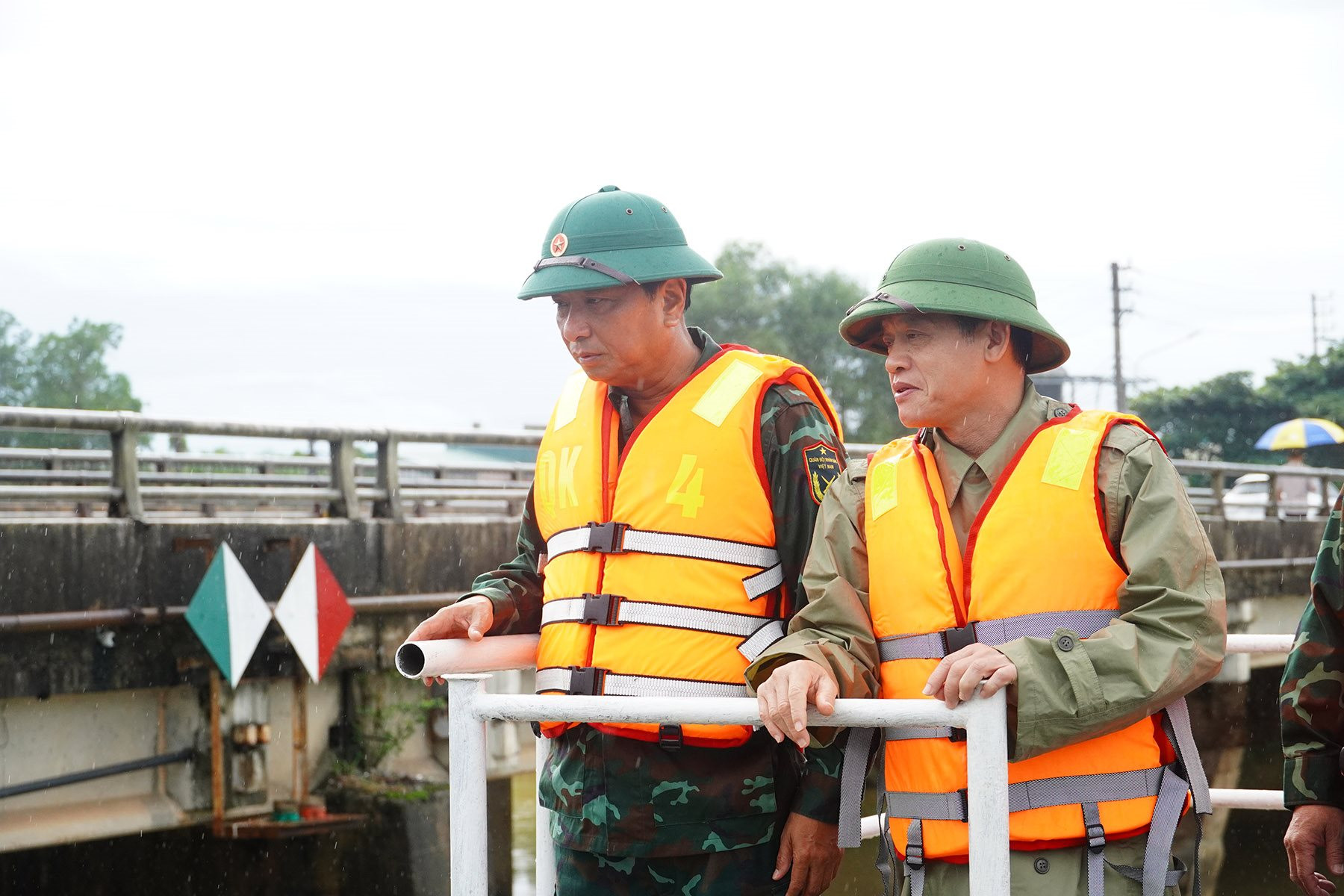 trung-tuong-ha-tho-binh-tu-lenh-quan-khu-4-kiem-tra-hien-truong-su-co-sa-lan-mac-ket-o-cau-duong-sat-my-chanh-xa-nam-hai-lang.jpg