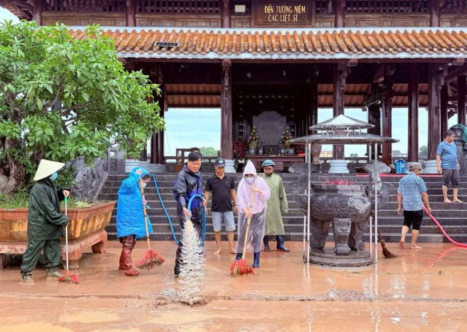 Quảng Trị tập trung khôi phục giao thông, hỗ trợ người dân sau mưa lũ 