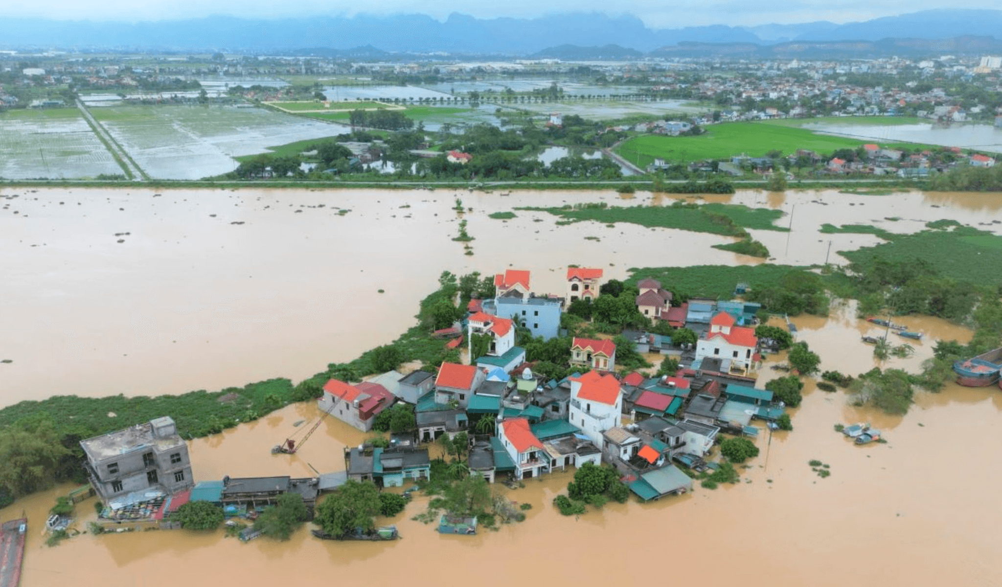 nuoc-song-dang-cao-tai-ninh-binh-gay-lut.png