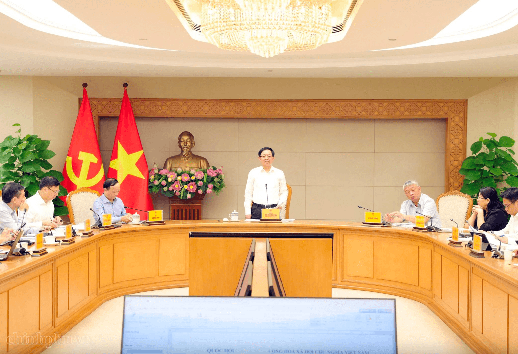 pho-thu-tuong-ho-quoc-dung-chu-tri-cuoc-hop.png
