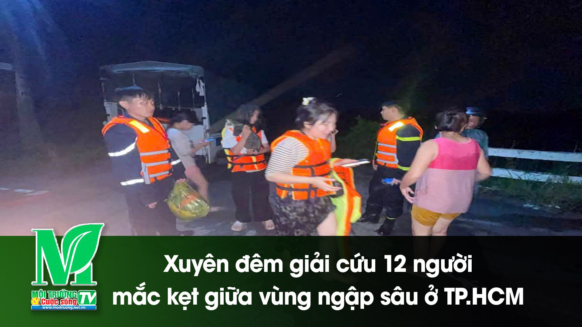 [VIDEO] Xuyên đêm giải cứu 12 người mắc kẹt giữa vùng ngập sâu ở TP.HCM 