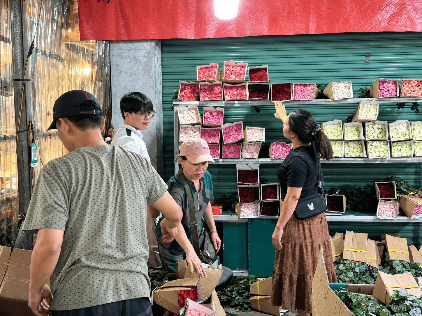 quay-hoa-hong-giua-cho-dem-nhon-nhip.png