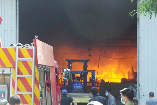 Hà Nội: Cháy xưởng gỗ hàng nghìn m2 tại khu công nghiệp Ngọc Hồi