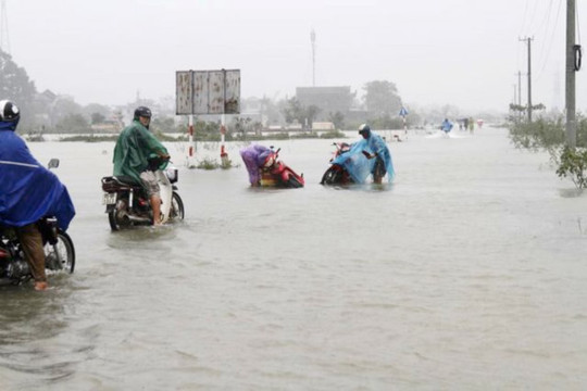 Thừa Thiên Huế: Nước lũ tràn về, gây ngập lụt, đã có một người tử vong