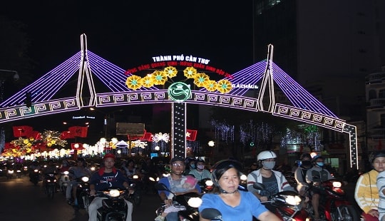 Cả nước tưng bừng đón chào năm mới 2017