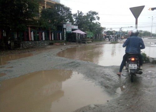 Thừa Thiên Huế: Nhiều tuyến đường bị hư hỏng, bong tróc sau mưa lũ