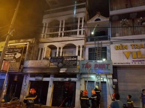 TP HCM: 2 căn nhà cao tầng bùng cháy giữa đêm