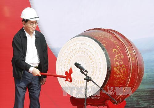 Chủ tịch nước lái máy cày xuống ruộng trong lễ Tịch Điền