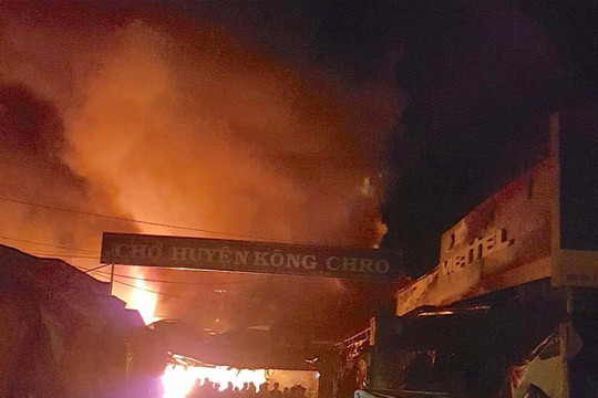 Cháy trung tâm thương mại ở Gia Lai thiệt hại hàng tỷ đồng